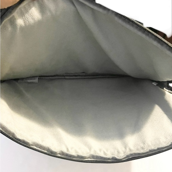 Guess 15” laptop sleeve black with red guess worg soft cushion soft interior NW - Picture 6 of 7